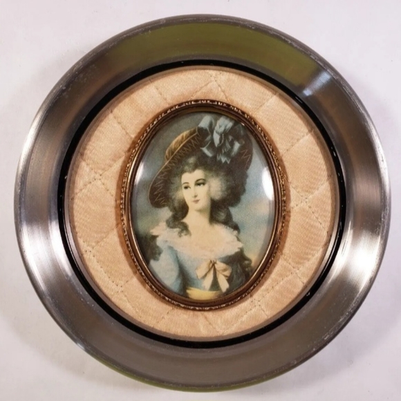 Set of 2 Vintage Cameo Creation Portraits in Convex Bubble Glass Frames with Sat - Picture 5 of 12
